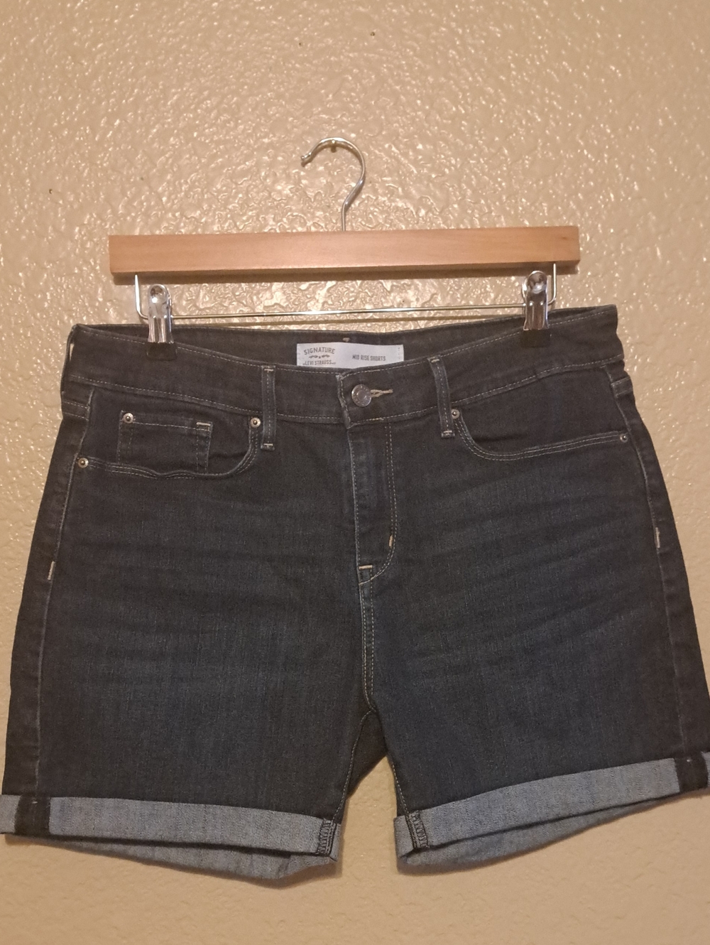 Women's Signiture Levi Dark Wash Denim Cuffed Shorts. Size 10.